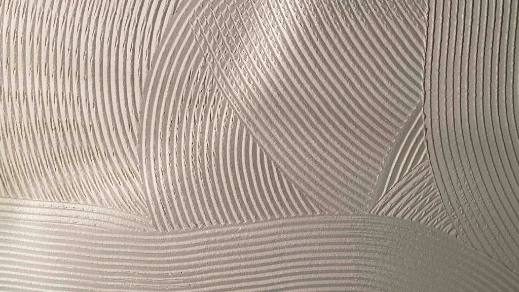 京都ぬりかべ屋三谷左官店が塗り上げた自然素材の塗り壁、櫛仕上げ