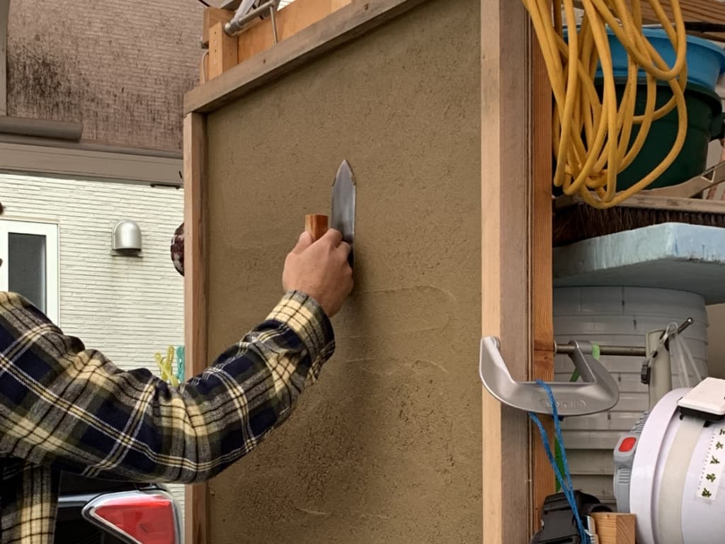 京都ぬりかべ屋三谷左官店の人気ワークショップ「塗り壁体験」の様子